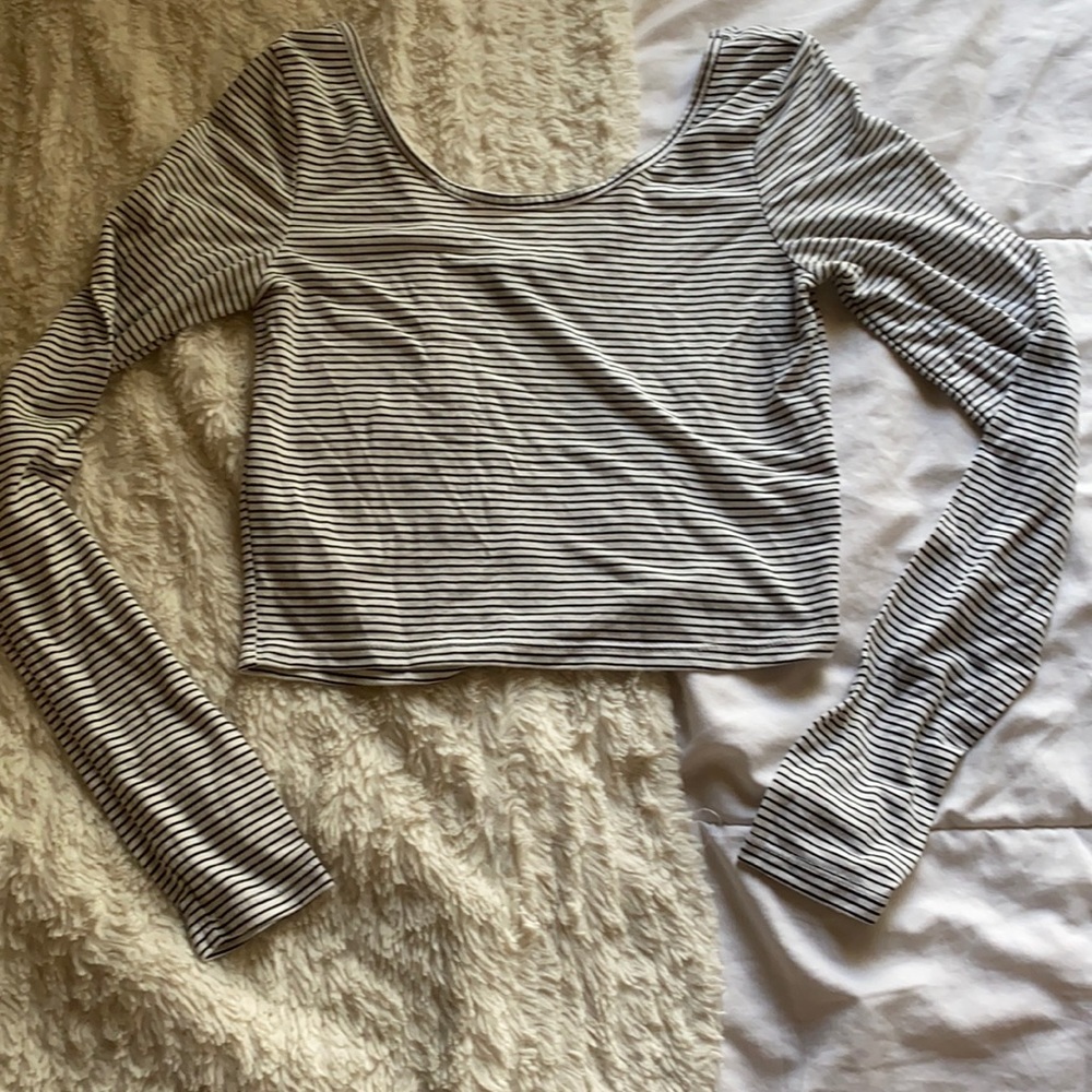 Black and white horizontal long sleeve crop top